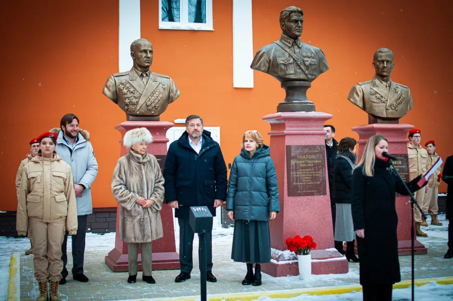 В Чкаловске открыли бюсты героев-летчиков Георгия Байдукова и Александра Белякова